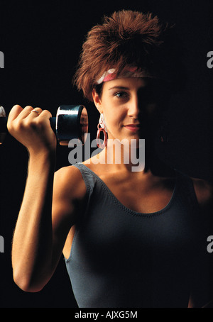 Piscine studio portrait of young woman poids de levage. Banque D'Images