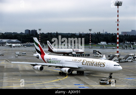 Emirates Airlines Airbus A340 300 à l'aéroport international de Düsseldorf en Allemagne Banque D'Images