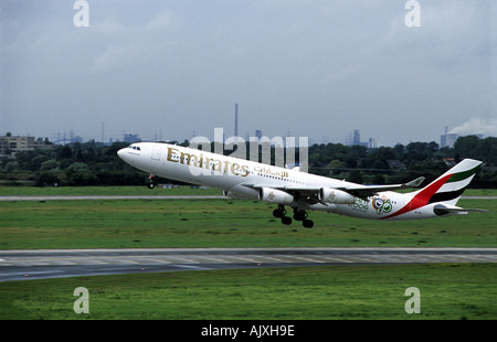 Emirates Airlines Airbus A340 300 décollant de l'aéroport international de Düsseldorf, Rhénanie du Nord-Westphalie, Allemagne Banque D'Images