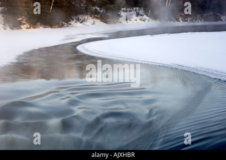 De l'eau libre au-dessus de la rivière Wanapitei rapids avant l'aube sur un froid matin d'hiver, le Grand Sudbury, Ontario, Canada Banque D'Images