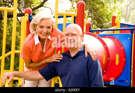 Couple retraités dans l'amour en plein air jeux pour enfants Banque D'Images