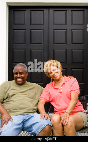 Retraite Senior african american couple noir est fier de s'asseoir en face de leur propre grande home Banque D'Images