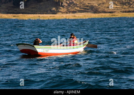 Deux Uros Iruitos filles indiennes dans un bateau près de l'île flottante une Phuwa reed Island sur le lac Titicaca, en Bolivie Banque D'Images