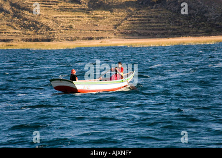 Deux Uros Iruitos filles indiennes dans un bateau près de l'île flottante une Phuwa reed Island sur le lac Titicaca, en Bolivie Banque D'Images