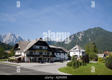 Nouveaux hôtels en petite station touristique de Kranjska Gora, dans la ville pittoresque de Zgornjesavska valley dans les Alpes Juliennes en été. La Slovénie Banque D'Images