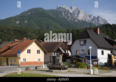 Centre Ville de petite station de Kranjska Gora dans de pittoresques Alpes Juliennes avec les montagnes au loin en été. La Slovénie Banque D'Images