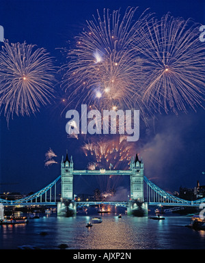 Billet, Royaume-Uni, Angleterre, Londres, le Tower Bridge avec Fireworks, Banque D'Images