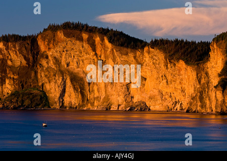 Aube lumière sur les falaises du Cap-Bon-Ami lointain avec bateau de pêche du crabe, le parc national Forillon, QUÉBEC Québec, Canada Banque D'Images