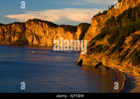 Aube lumière sur les falaises du Cap-Bon-Ami, avec des bateaux de pêche du crabe, le parc national Forillon, QUÉBEC Québec, Canada Banque D'Images