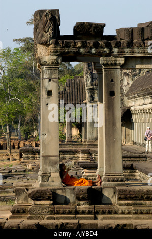 Cambodge Siem Reap Angkor Wat moine au repos Banque D'Images