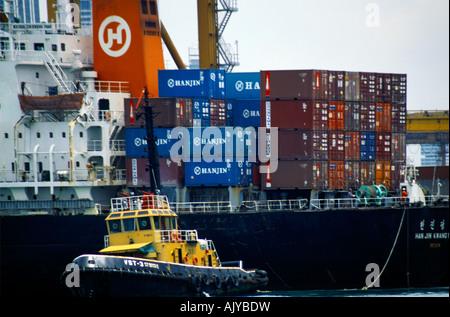 Singapour Keppel Harbour Bateau remorqueur tirant d'un cargo Banque D'Images