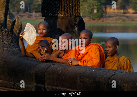 Cambodge Siem Reap moines au soleil du soir à Angkor Wat Banque D'Images