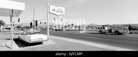 Voiture garée sur la Route 66 dans la région de Kingman en Arizona Banque D'Images