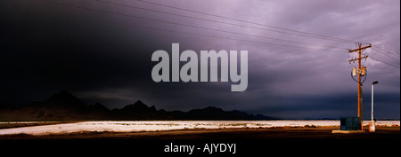 Poteau télégraphique à Bonneville Salt Flats, Utah, USA Banque D'Images