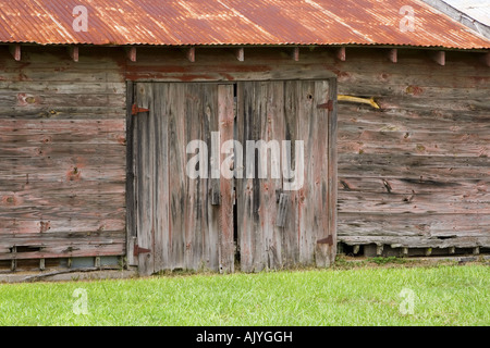 Weathered barn en milieu rural en Louisiane Banque D'Images