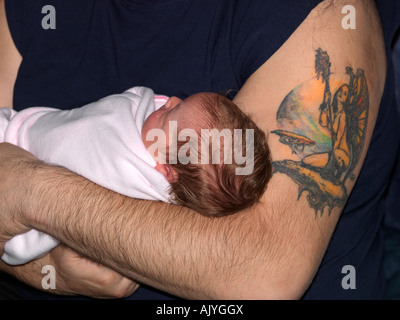 Naissance bebe Fille se tient à ses pères Arms Banque D'Images