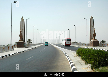 Pont sur la rivière du Nil à Louxor, Egypte Banque D'Images