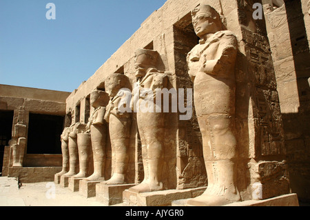 Temple de Ramsès III Cour, Karnak, Egypte Banque D'Images
