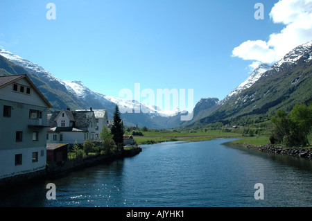 Réflexions de la montagne dans le lac Olden, Norvège Banque D'Images