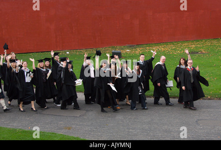 Les étudiants de l'Université de Cumbria et du personnel après la cérémonie de remise des diplômes en procession de la cathédrale de Carlisle Banque D'Images