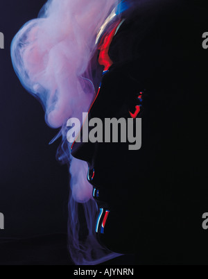 Concept. Modèle de tête humaine avec la fumée. Banque D'Images