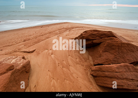 Plage de sable et rochers rouges avec des schémas d'écoulement, Campbell's Cove, PE/Île-du-Prince Edward Island, Canada Banque D'Images