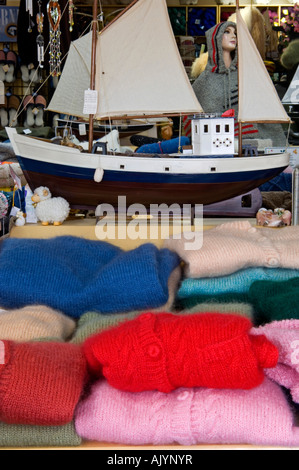 Hand-knitted sweaters for sale (Rustico Bay Wool Company), North Rustico, PE/PEI Prince Edward Island, Canada Banque D'Images