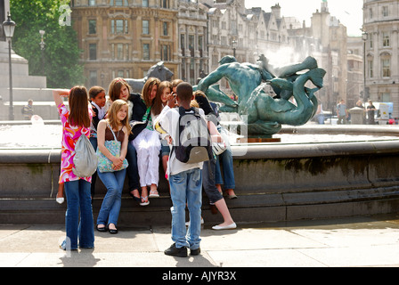 Les adolescents à Trafalgar Square, Londres, Royaume-Uni. Banque D'Images