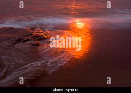 Lever du soleil la lumière réfléchie sur la lumière et surf sur sable Campbell's cove beach, Campbell's Cove, PE/Île-du-Prince Edward Island, Canada Banque D'Images