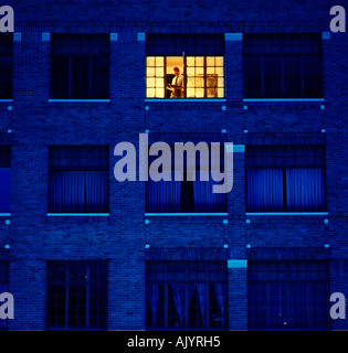 Male executive travailler tard le soir dans un immeuble de bureaux Banque D'Images