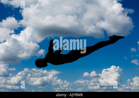Silhouette of man plongée avec fond de ciel bleu et nuages blancs Banque D'Images