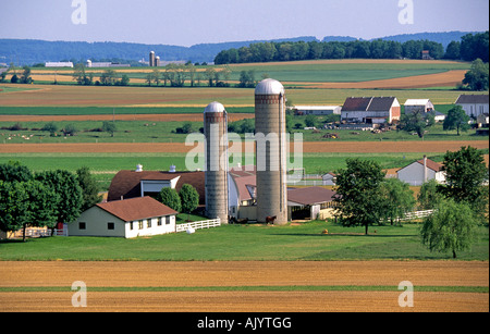 Une vue de la belle et pastorale de la ferme et des pays avec des silos et des greniers des Amish près de Lancaster en Pennsylvanie Banque D'Images