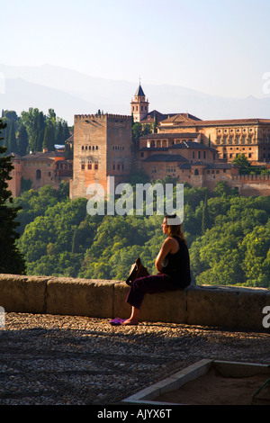 Femme méditant dans sunshine à Plaza de San Nicolas dans l'Albayzin Granada Banque D'Images