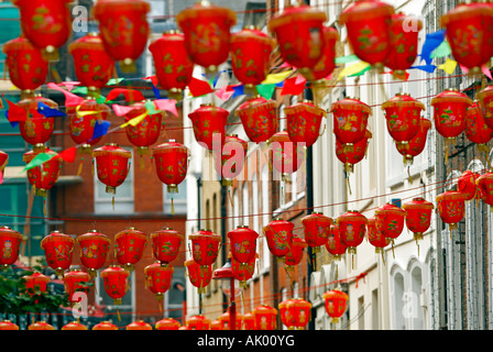 Lanternes chinoises qui pèsent sur les rues de Chinatown, Londres. Banque D'Images