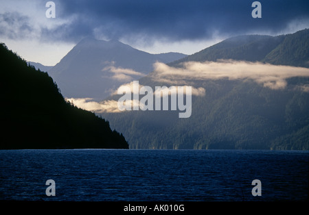 Lever du soleil sur une forêt primaire à l'embouchure de Princess Louisa Inlet dans le passage de l'intérieur le long de la côte de la Colombie-Britannique Banque D'Images