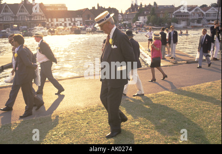 Chapeau de plaisanciers en paille Henley Royal Rowing Regatta, homme plus âgé habillé habillé habillé avec un trou de fond. Henley on Thames Berkshire Angleterre Royaume-Uni années 1990 HOMER SYKES Banque D'Images