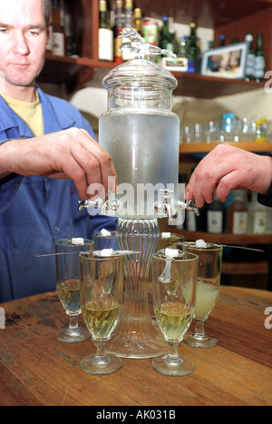 Verser l'absinthe à la Distillerie Guy de Pontarlier dans la région de France Comte Français Banque D'Images