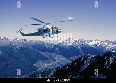 Un hélicoptère transporte les randonneurs dans le haut pays de la montagnes Bugaboo en Colombie-Britannique Banque D'Images