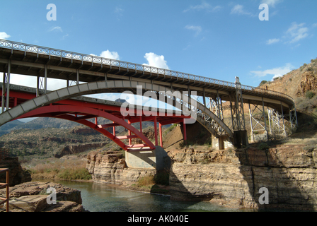 Anciens et nouveaux ponts routiers par rapport à Salt River Canyon près de Arizona Seneca Banque D'Images