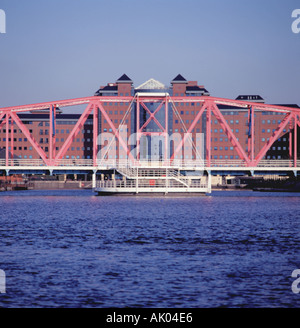 Detroit, ancien pont à treillis en acier pont de chemin de fer entre Érié et Huron bassins, quais de Salford, Greater Manchester, Angleterre, Royaume-Uni. Banque D'Images