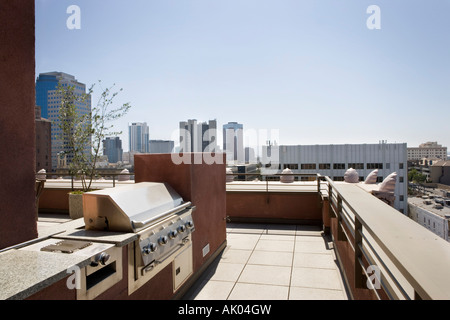 Espace barbecue sur la terrasse avec vue sur la ville en arrière-plan. Banque D'Images