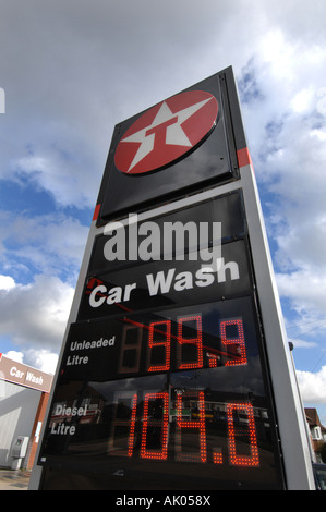 Les prix des carburants affichés sur les pompes à essence essence 99.8p et 89p à un diesel garage Texaco Banque D'Images