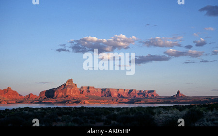 Une vue de la Buttes et mesas en pierre entourant le lac Powell aux quatre coins salon 4 angles de l'Utah Banque D'Images