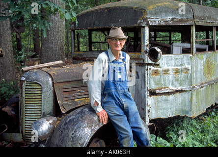 Un agriculteur âgé et son old school bus dans les contreforts des Blue Ridge Mountains dans l'ouest de la Virginie Banque D'Images