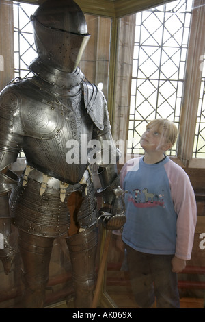 Royaume-Uni Angleterre Northumberland,Bamburgh,Château de Bamburgh 1050 style normand,filles,jeune,femme enfants enfants étudiant étudiants Chevalier médiéval armure Banque D'Images