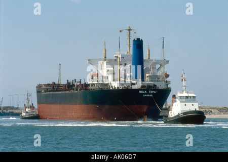 Les remorqueurs d'escorte le cargo vrac Topaz à Dunkerque Nord Flandre France Banque D'Images