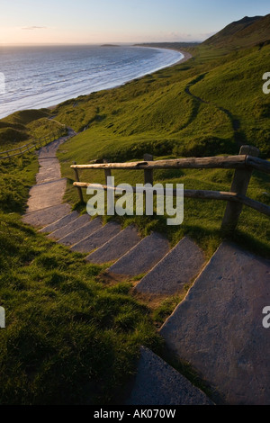 Le doux soleil couchant sur les marches menant à Rhossili Beach sur la péninsule de Gower Wales Banque D'Images