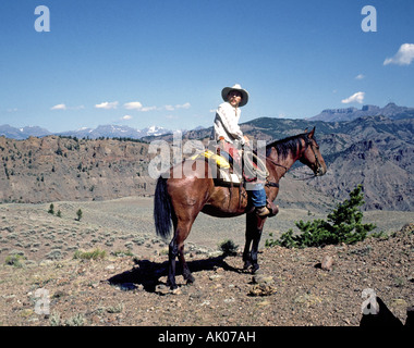 Un cow-boy wrangler mène une randonnée à un ranch à l'est de Yellowstone près de Cody Wyoming Banque D'Images