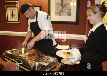 UK England Northumberland, Matfen, Matfen Hall 1832 style gothique, hôtel country club, bibliothèque et salle d'impression, dîner, serveur serveuse intérieur employé, cuisinier, U Banque D'Images