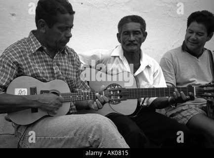 Notes 'Vide' groupe d'hommes séniles joueurs de guitare passion ensemble piscine Salvador de Bahia Brésil Brasil Amérique Latine du Sud Banque D'Images